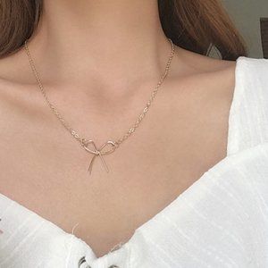 ♠️ NWT Minimalist Chic Gold Plated Bow Necklace